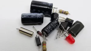 مزایا و معایب خازن‌های الکترولیت پایه پیچی